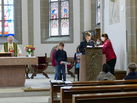 Vorstellung der Kommunionkinder in St. Crescentius (Foto: Karl-Franz Thiede)